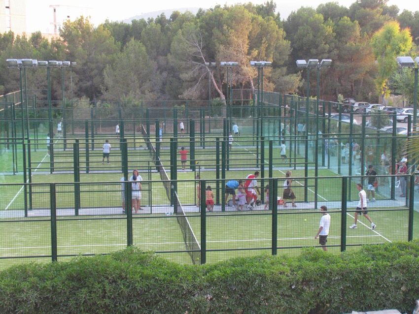 Jugadores en las pistas de Pádel La Salle